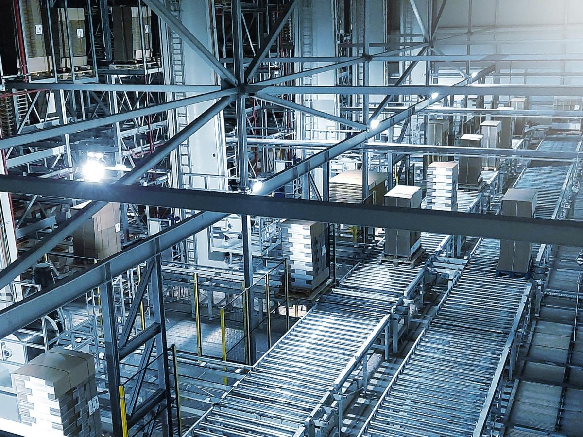 Vue intérieure du magasin automatique à hauts rayonnages de viastore pour VPK