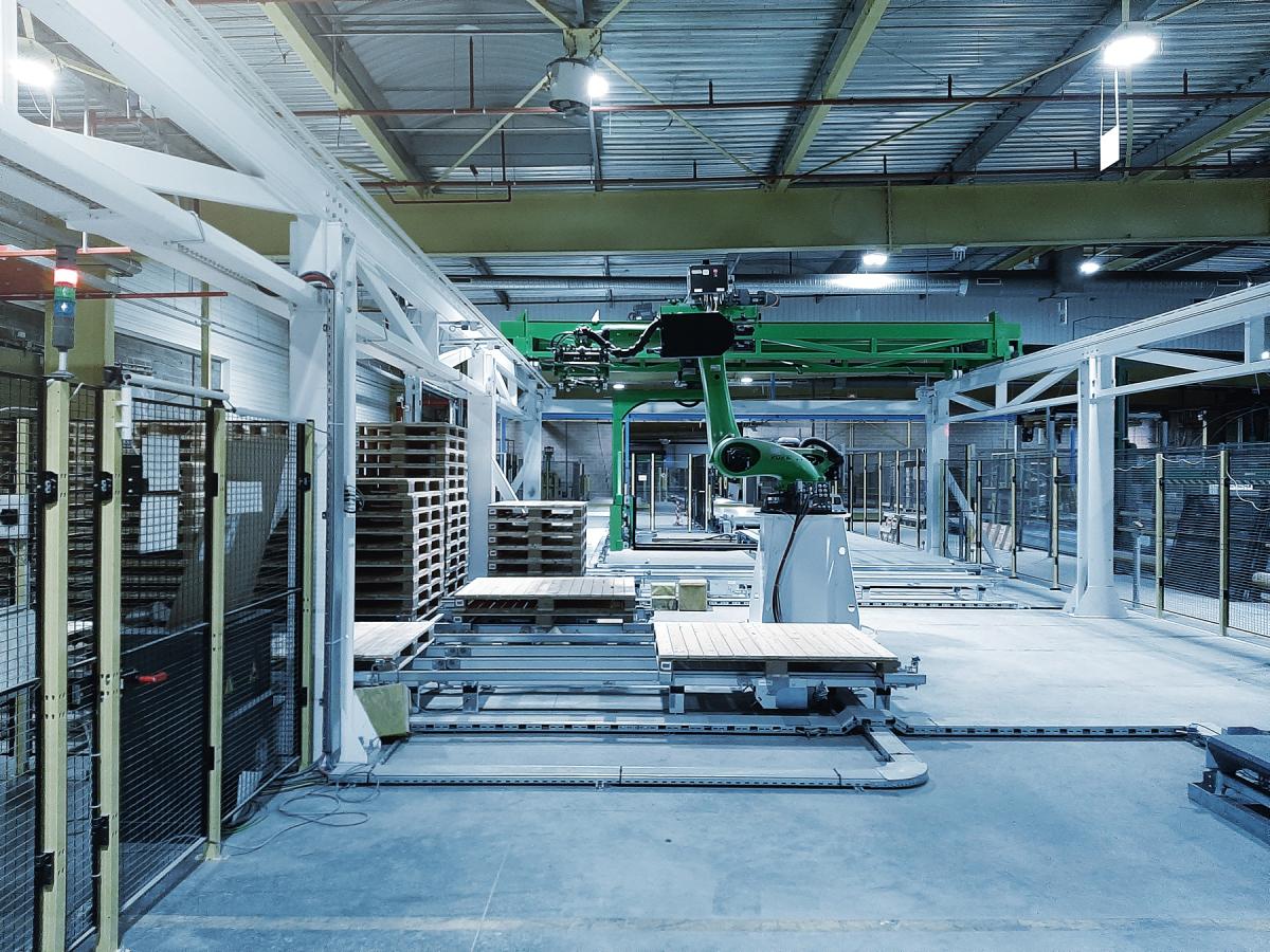 Robot portique dans un magasin automatique à hauts rayonnages de viastore pour VPK