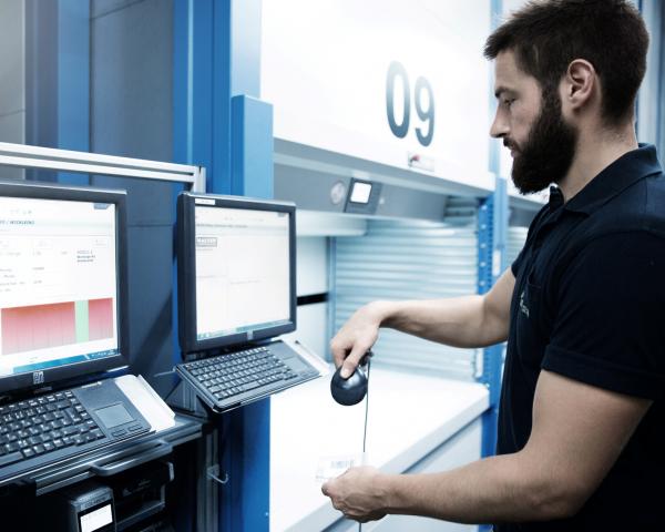 Kommissionierung am Lagerlift mit SAP EWM von viastore bei Kaeser, Industrielle Fertigung 